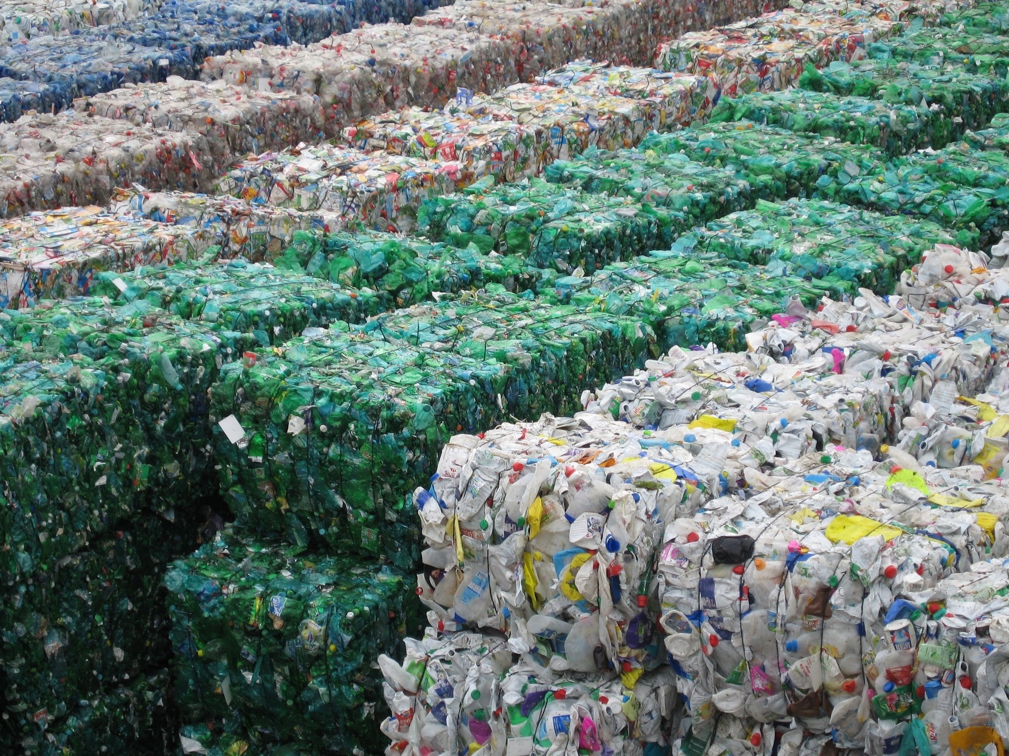 Вторичная переработка это. Переработка мусора. Вторичная переработка пластмасс. Утилизация пластиковых отходов. Переработка вторичного сырья.